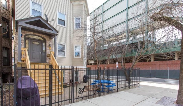New 3BR Residence Adjacent to Wrigley Field - Outdoor Patio - BBQ Grill