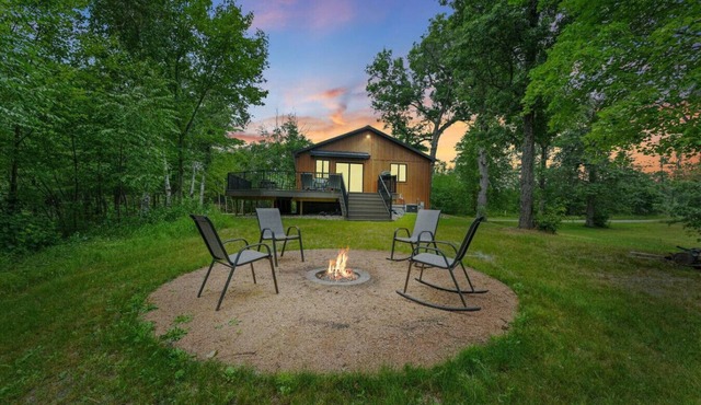 New! 3BR Sleeps 10! Firepit!