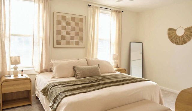 New 3BR Townhome Near Zoo & Old Market Sleeps 6–8, King Ensuite