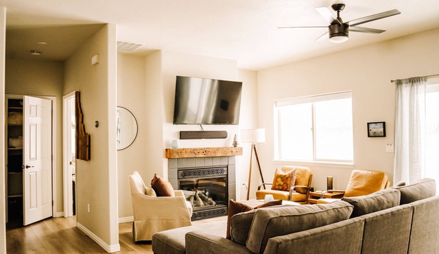 NEW 3King beds/2 bath, views, near Tamarack, Lake Cascade, kids/pet-friendly,