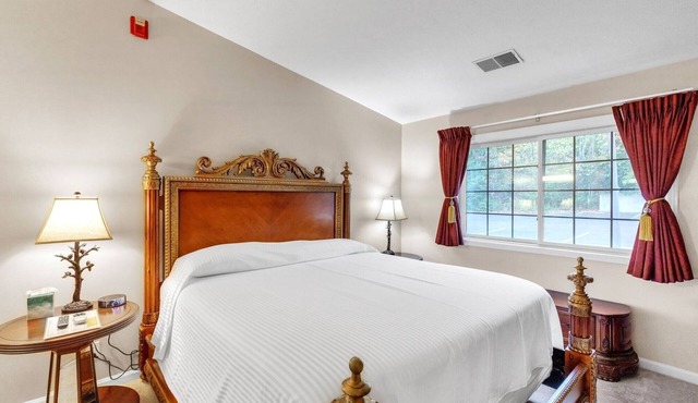 NEW! 3rd Floor Back Side Penthouse Suite - 307 by Grand Wood Suites