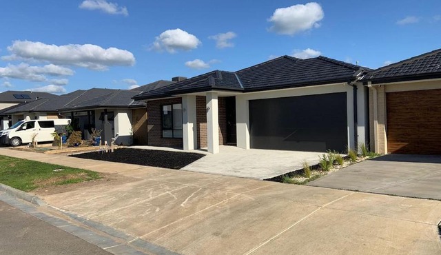 New 4.5 BR Modern Home in Clyde, Victoria