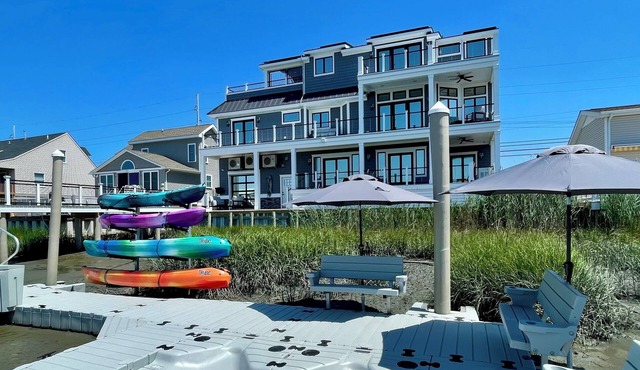 New 4,500 Sq.ft. 14 Guests, 5 Bed, 5 Bath, SkyDeck, Spa, Elevator, Docks, WiFi.