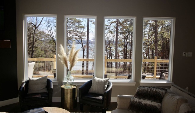 New 4 Bdrm Cabin w/Lakeview, Sleeps 12 comfortably, 1/2 Mile to the Marina!
