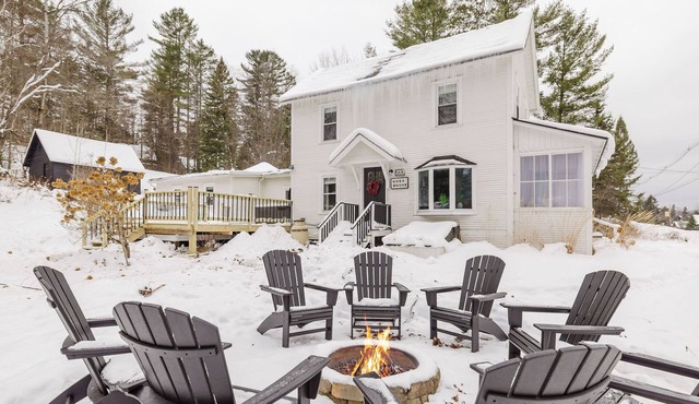 NEW-4 bdrm farmhouse in town w/hot tub & game rm