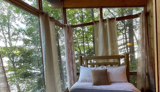**NEW** 4 Bed 1 Bath - Lake Front Cottage in Muskoka