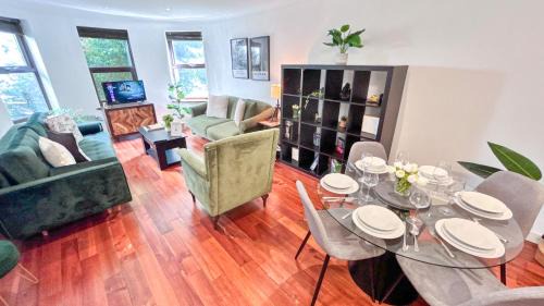 NEW 4-Bed 3-Bath Crouch End Home with Balcony and FREE Parking near Alexandra Palace , Highgate by NourNest Apartments