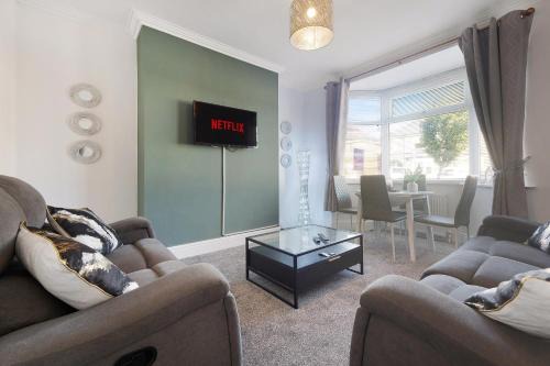 NEW! 4 Bed Home Near Darlington City Centre by Stay With Us, Ideal for Families & Large Groups, FREE OFF-STREET PARKING!