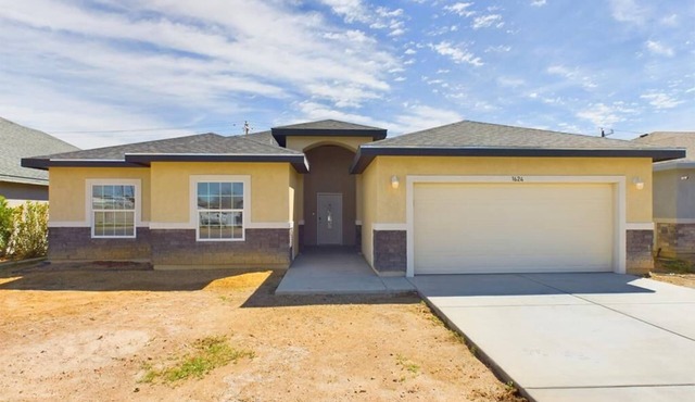 New 4 Bedroom/2 Bathroom in Historic Pecos! Close to Restaurants and Rodeo!