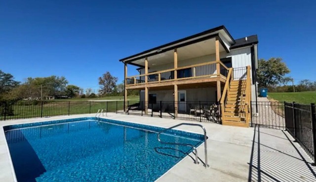 New 4 bedroom 7 Miles from Ark Encounter Williamstown Ky. with Pool
