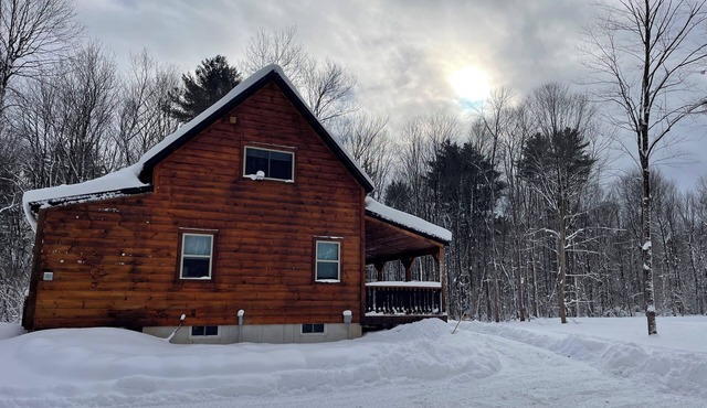 New 4-bedroom cabin in Cleveland with a Hot tub