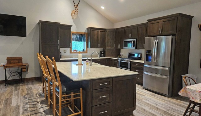 New 4-bedroom for rent during EAA! Sleeps 17, large loft and three bedrooms!