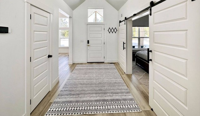 New 4 Bedroom, Hot Tub, Nice Yard, Pet Friendly