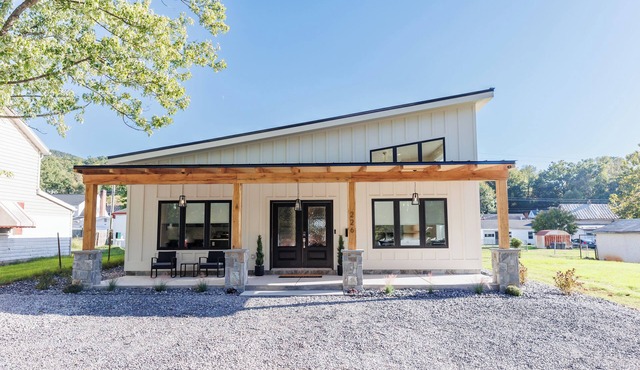 New 4-bedroom house in Buena Vista with WiFi and AC near SVU