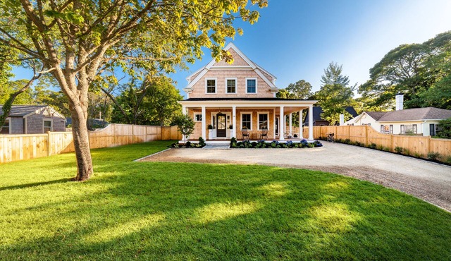 New 4-bedroom House with Swimming Pool–Just a 10-minute Walk to Town