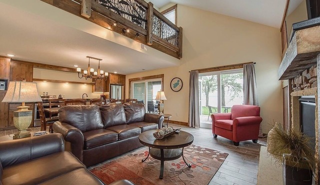 NEW 4 Bedroom Lakefront Villa @ Lake Darling Resort