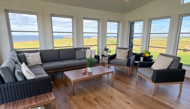 NEW 4 Bedroom, Oceanview, Sunroom, Close to beaches