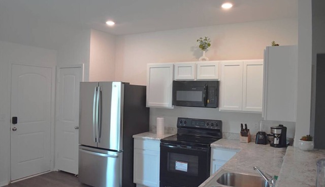 New 4-bedroom pet-friendly house with WiFi and AC in pleasant Cabot