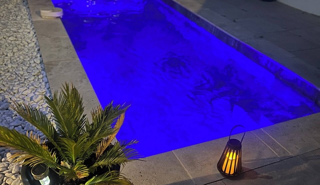 New 4 bedroom villa (8personnes) with swimming pool, Plage du magaud 5min walk !