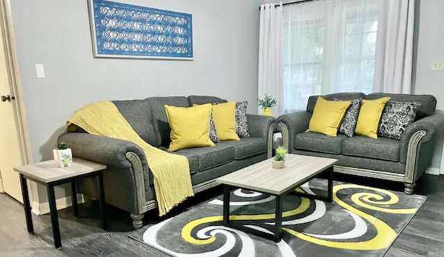 *New* 4 Bedrooms, 10 min to Downtown, Sleeps 10!