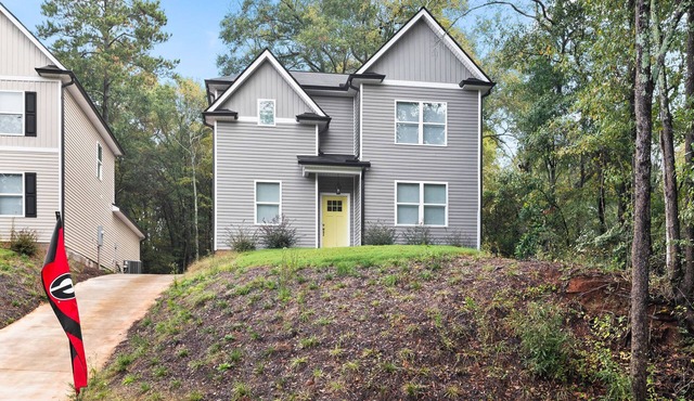 NEW! 4 BR 3.5 BA Sleeps 8 5 mins from UGA