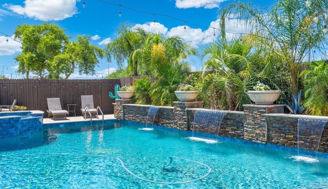 New 4 BR Brand new Heated Pool & Spa plus 2nd therapeutic Spa! & Putting Green!