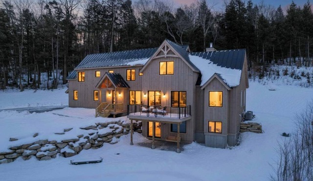 New 4-BR Luxury Home 6 Min from Stratton w/hot tub