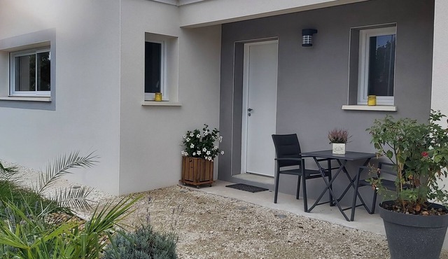 New 4 * house with spa, heated pool, fenced garden and garage