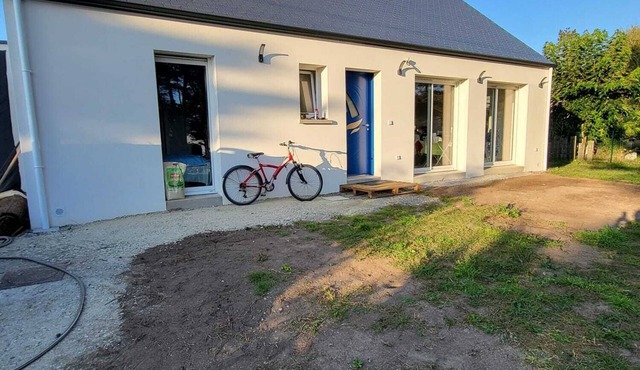 New 4-star villa, sleeps 6 to 8, garden, 250 m from 2 sandy beaches.