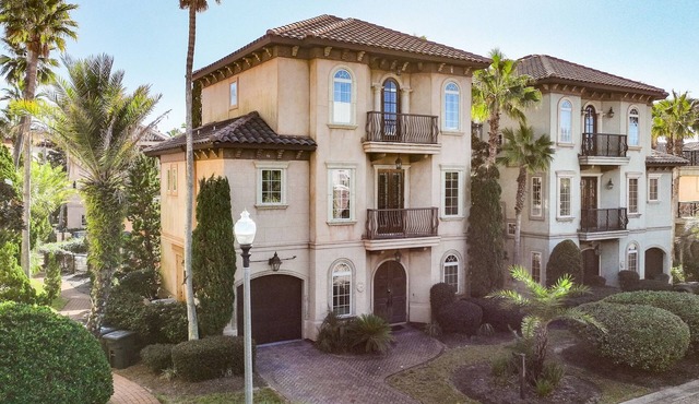~ New ~ 4Br/3.5Ba ~ Luxury Home ~ 5 Minute Walk to beach