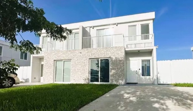 New 4BR/3.5BA Oasis, MIA Airport, Zoo, 12 Guests