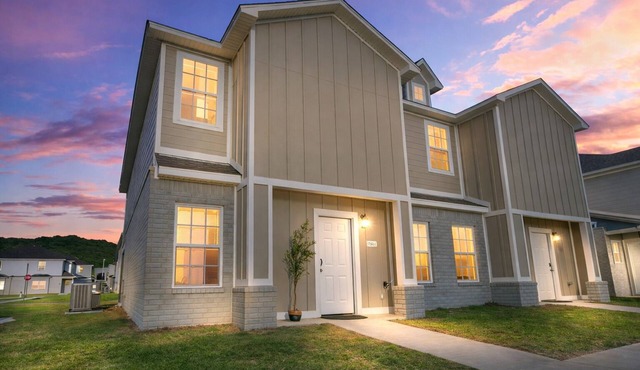 New 4BR/4.5BA Luxury Home Ensuite Baths EV Charger Near U of A
