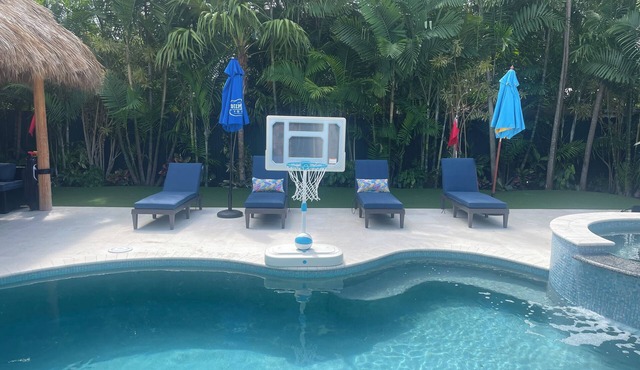 New 4BR/4BA Sleeps 12+ minutes to Beach & Duval St. Private backyard pool oasis