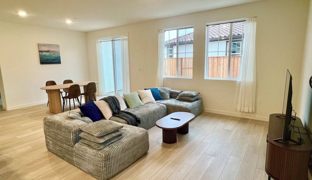 New 4BR Elk Grove Home w Luxury Tub 5mins to Casino & 2hr to Tahoe & Ski Trip