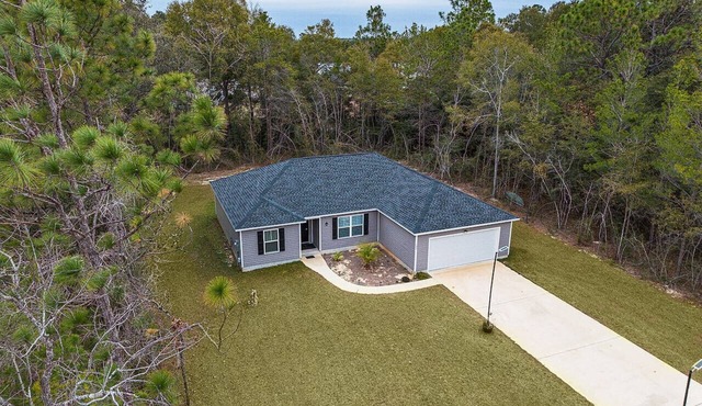 NEW 4BR Fisherman’s Dream Steps from Juniper Lake! + Kayaks