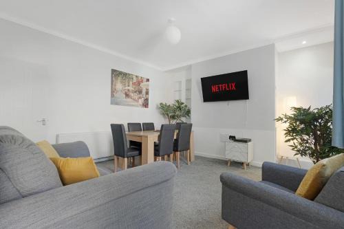 New! 4BR in Durham Road