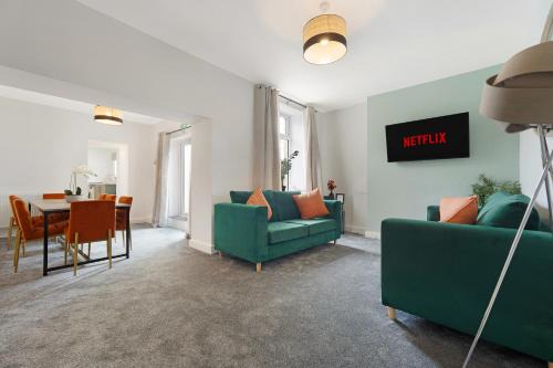 New! 4BR in Hill top House