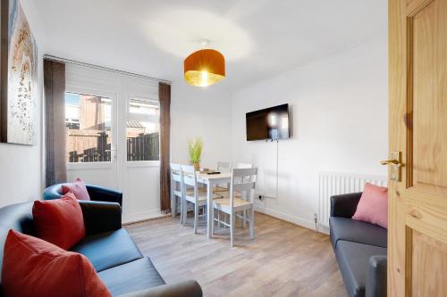 NEW! 4BR in Stafford Place