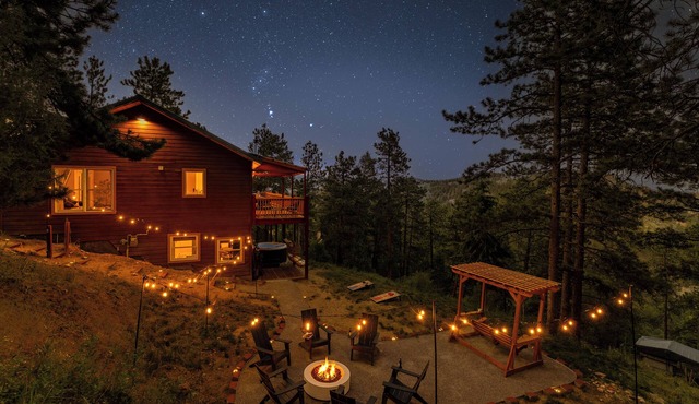 New 4BR Luxe Getaway Stunning Views/Hot Tub/Home Theater & Games- Pet Friendly