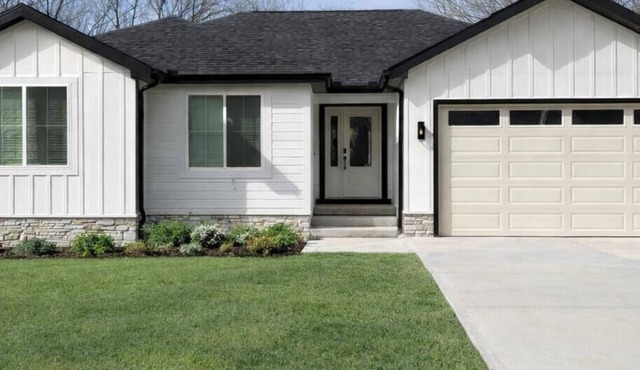 New 4BR Modern Home ~ 5 minutes to MCI ~ 30 minutes to Arrowhead Stadium