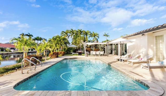 NEW 4BR Waterfront w/Private Pool @ Golden Isles