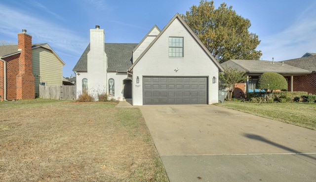 New! 5/3 with Hot tub, Arcade, Playground, Coffee bar, large TV and dining table