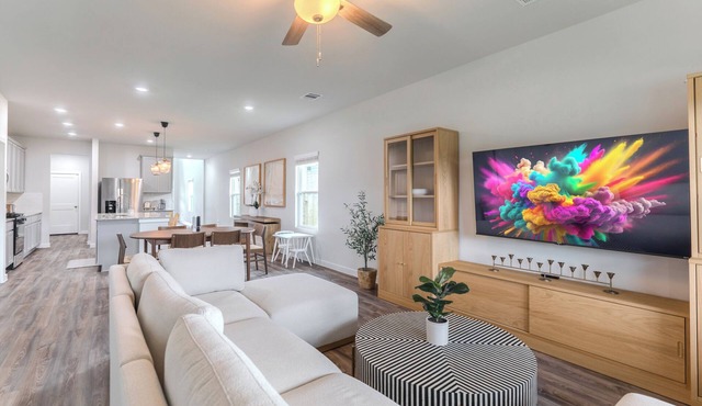 NEW 5 bdr + lake view + playground + BBQ, fits 10!