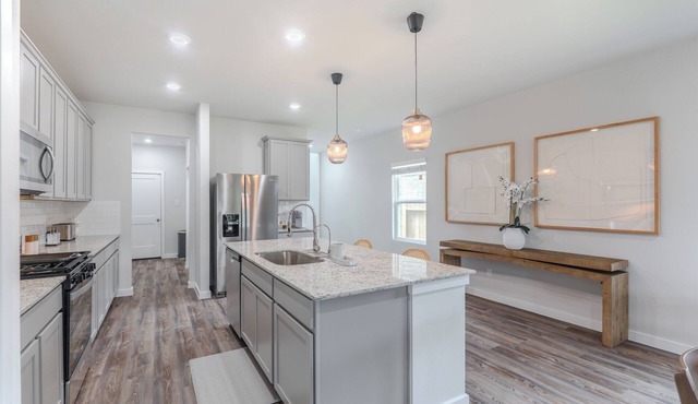 NEW 5 bdr + lake view + playground + BBQ, fits 10!