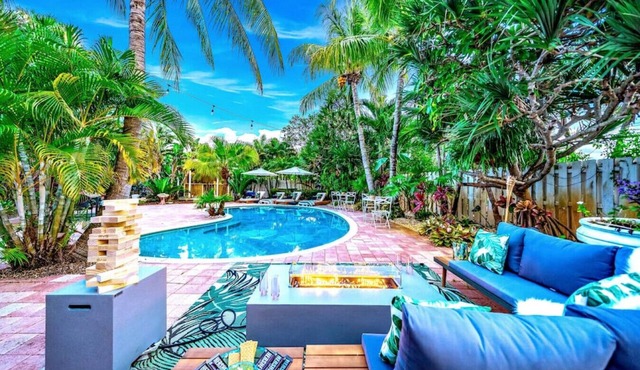 NEW! 5 BED/5 MIN TO BEACH/HTD POOL/HOT TUB/BAR