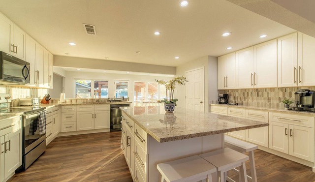 New 5 Bed/Lakefront/Boat dock/Game room/Guest House.