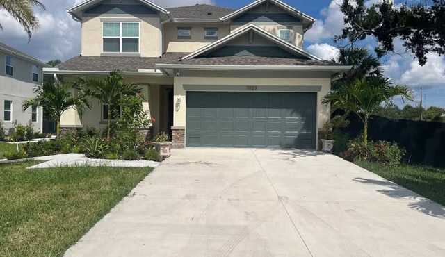 New 5-bedroom house 12mins to downtown, 20 mins to beach, 20 min to Tampa,
