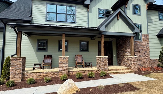 New 5-bedroom lake front home w/dual masters, dock, fire pit, paddle boards