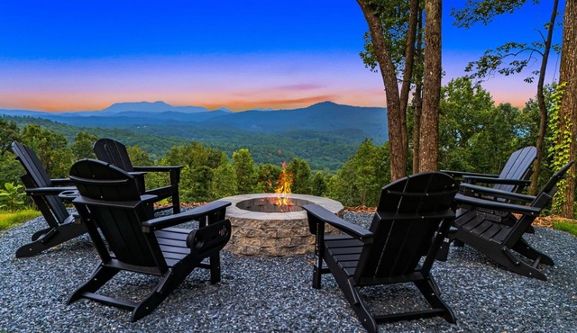 New 5-bedroom modern mountaintop home next to apple orchard near Hendersonville,