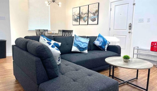 NEW! 5 min from Mall, Airport, and Dinning!
